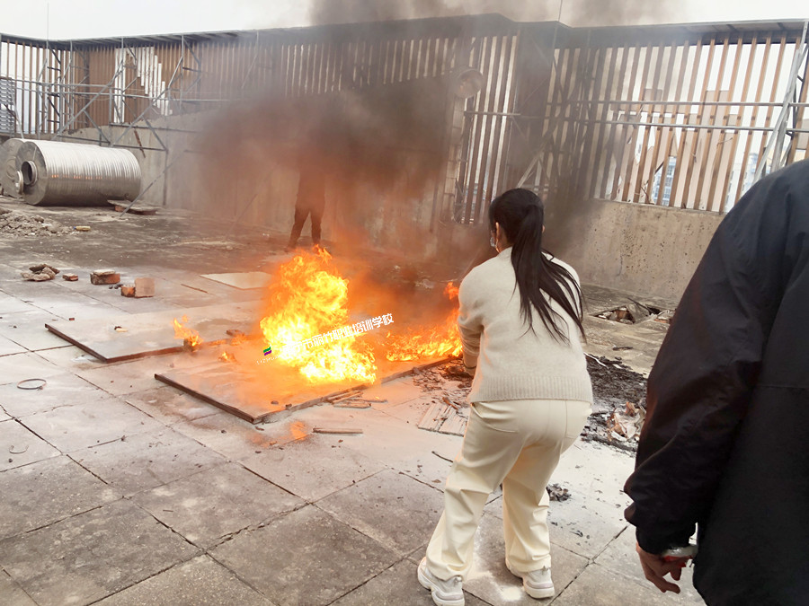 麗竹學(xué)校開展消防安全宣傳培訓(xùn)活動(dòng)