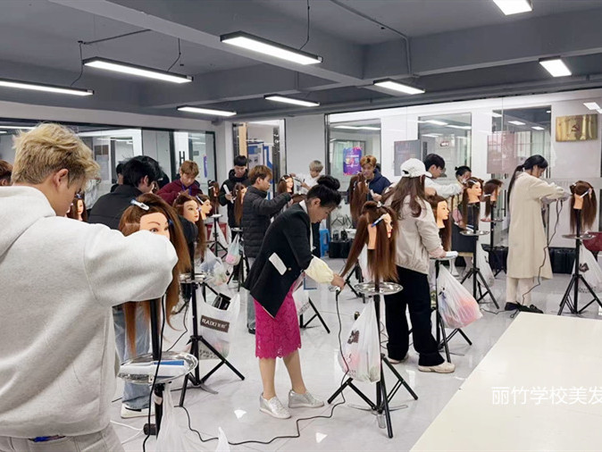 如何拉直發(fā)？南寧燙染培訓零基礎(chǔ)