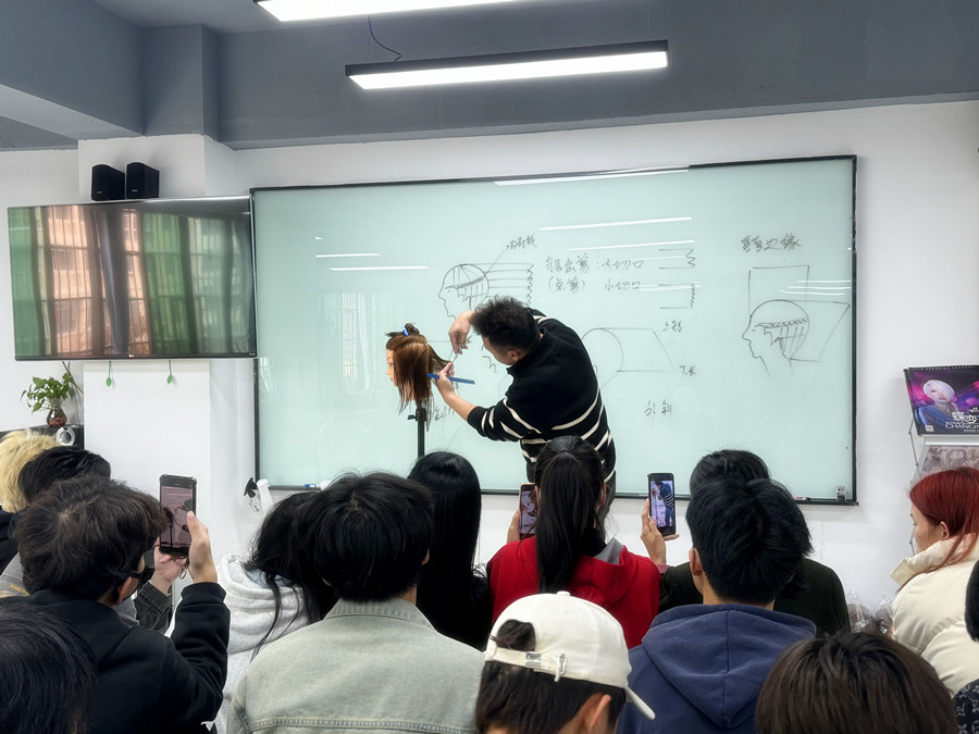 內斜手法練習，廣西美發(fā)女士剪發(fā)培訓