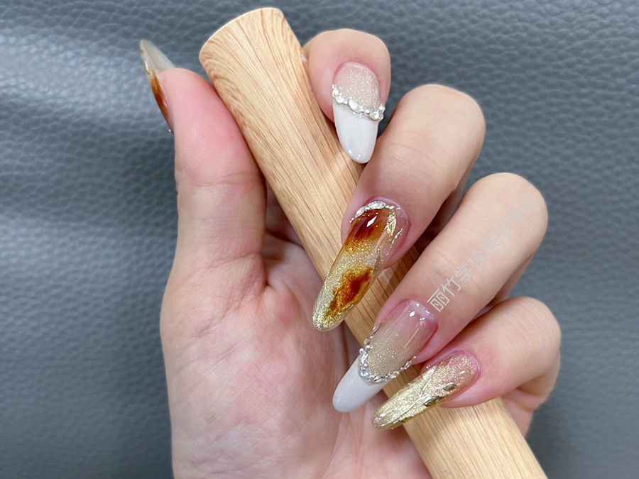 貓眼暈染美甲，廣西美甲課堂學(xué)員作品