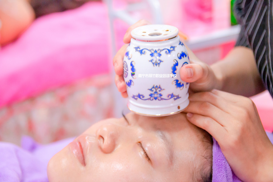艾灸罐艾灸額頭的好處，廣西艾灸學(xué)校課程講解
