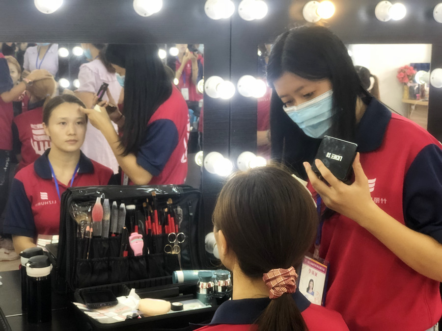 如何打造自然底妝？廣西彩妝教學(xué)基礎(chǔ)