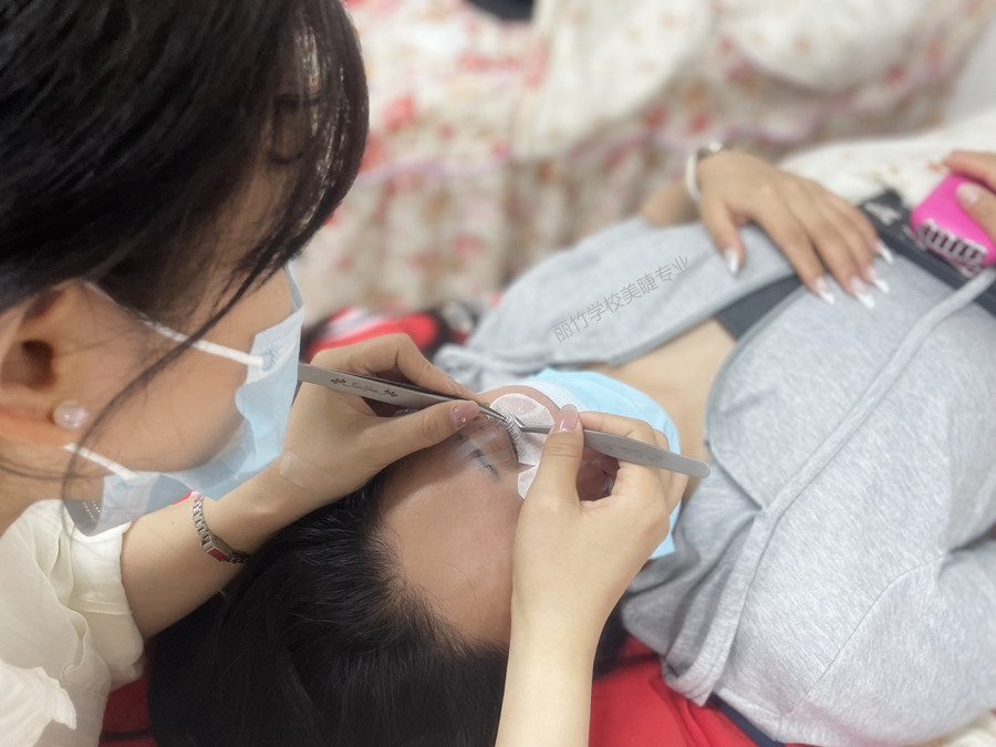 南寧美睫：不同經(jīng)驗(yàn)的美睫師如何選擇膠水？