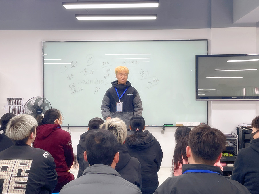 同學(xué)，歡迎來到廣西美發(fā)教育學(xué)校