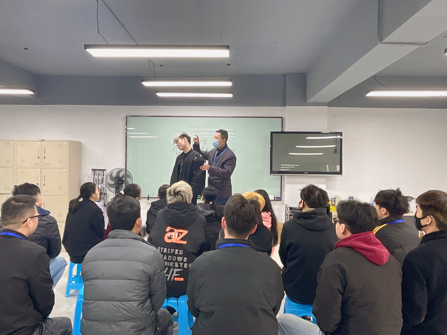 起發(fā)腳是什么？南寧學(xué)理發(fā)剪發(fā)培訓(xùn)