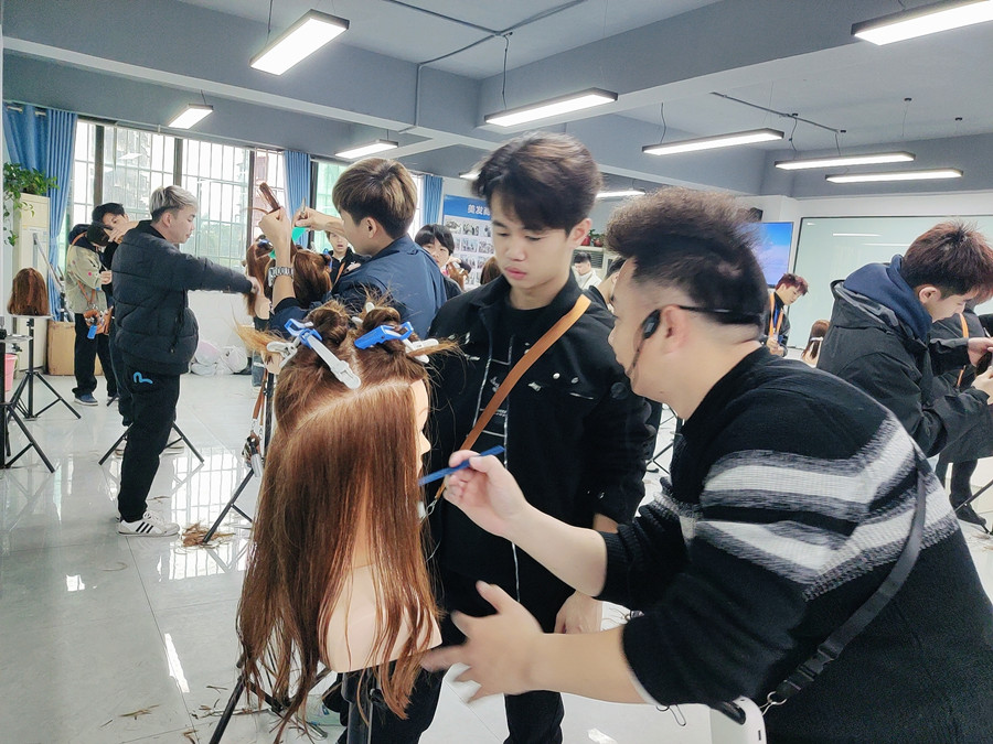 南寧剪女發(fā)哪里時(shí)尚？南寧哪里可以學(xué)剪女？