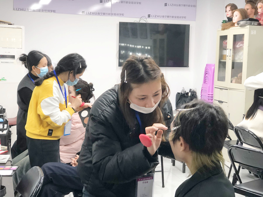 廣西化妝基礎短期：零基礎學化妝入門學什么？