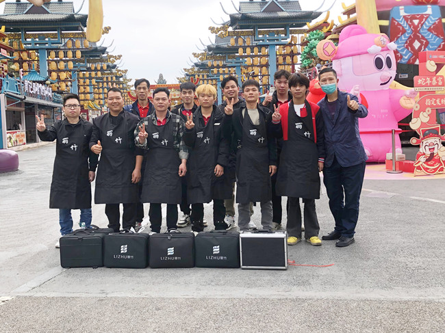 廣西美發(fā)職業(yè)學(xué)?！岸露挲堫^”義剪活動