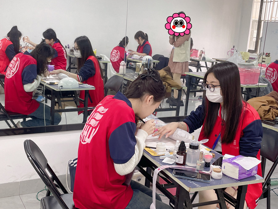 紙托光療延長技巧，廣西美甲專業(yè)教學