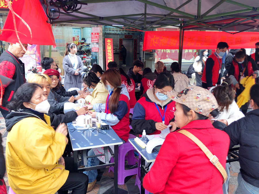 美甲活動免費，南寧美甲造型專業(yè)學(xué)校開啟“學(xué)雷鋒月”