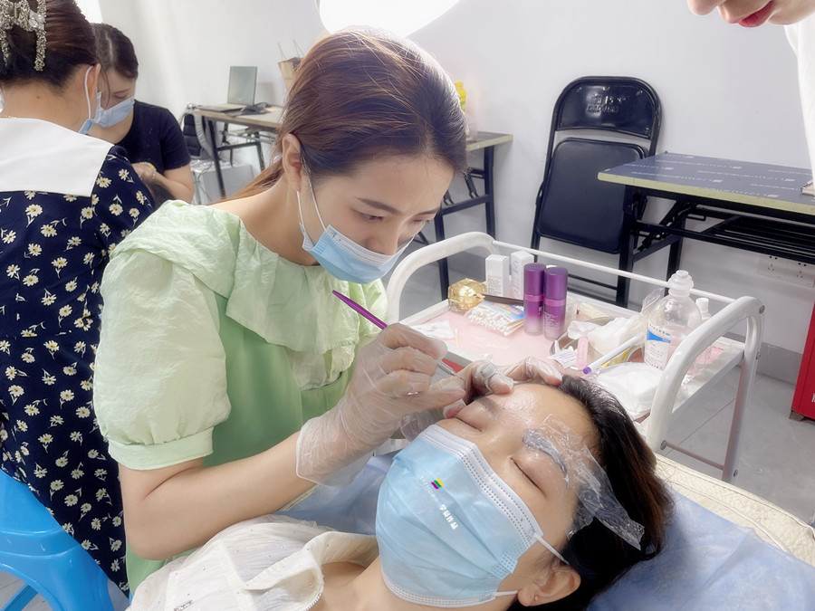 南寧教紋繡：如何掌握紋繡上色的時(shí)間？