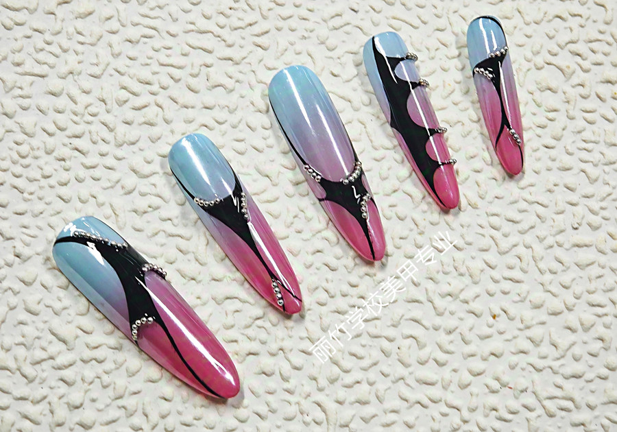  漸變線條美甲，廣西美甲學院實訓作品