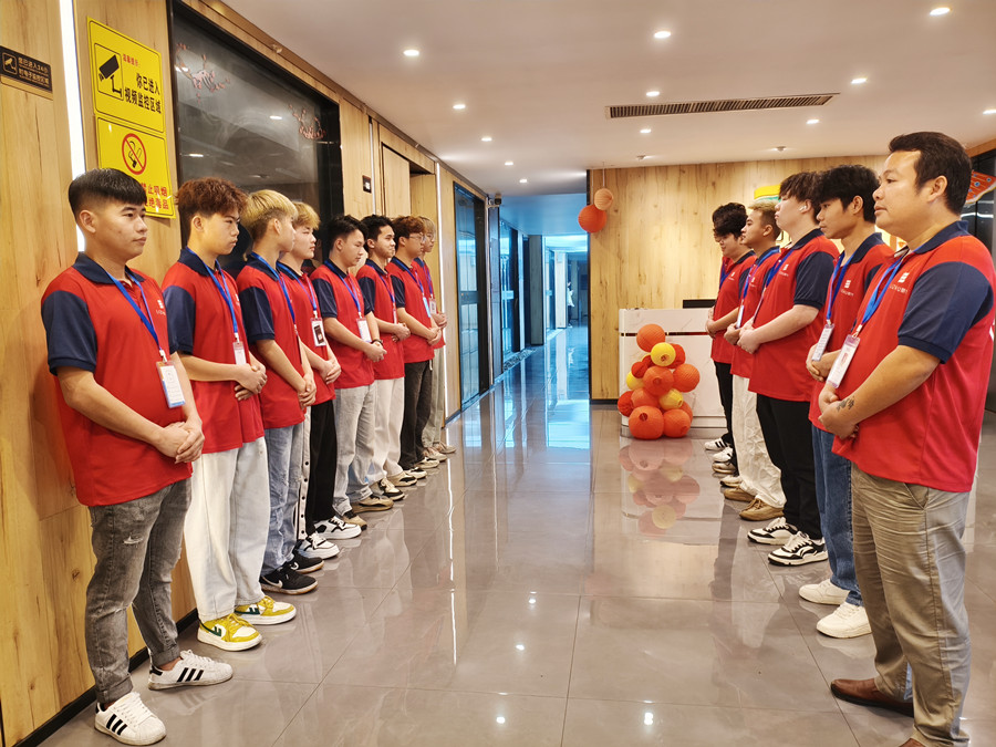 廣西理發(fā)美發(fā)學校用微笑迎接你