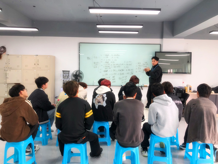 廣西燙發(fā)專業(yè)教案：如何正確蓋白發(fā)？