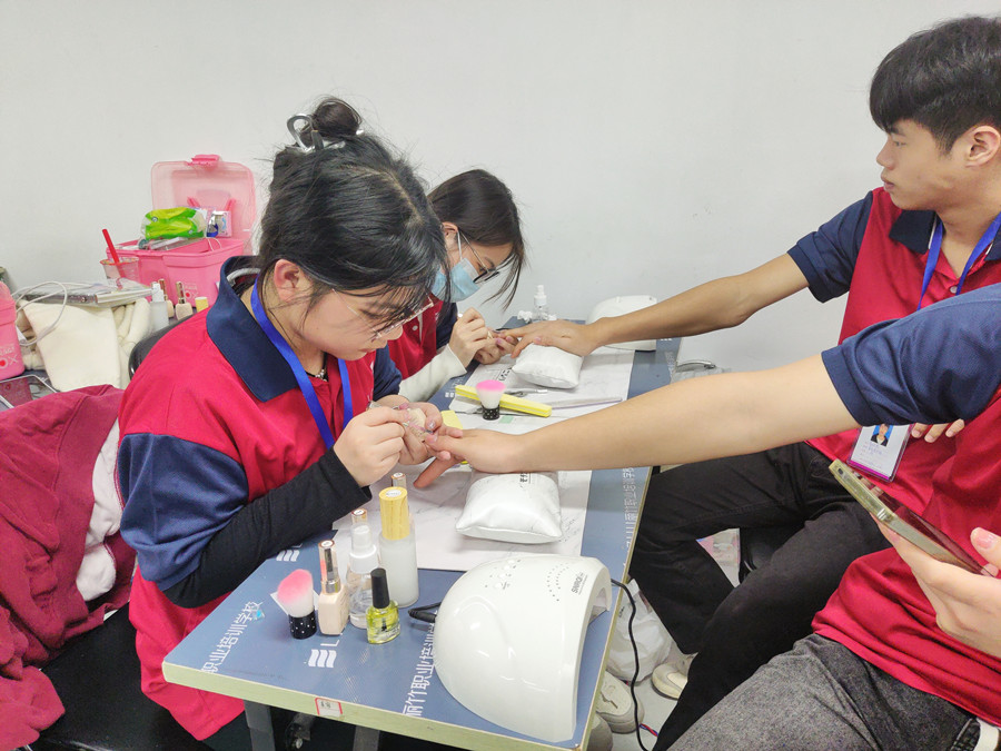 南寧學(xué)美甲的年齡限制？南寧學(xué)美甲去哪里？