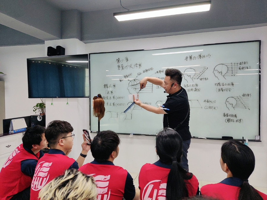 南寧培訓美發(fā)新手：常用鋸齒剪技巧