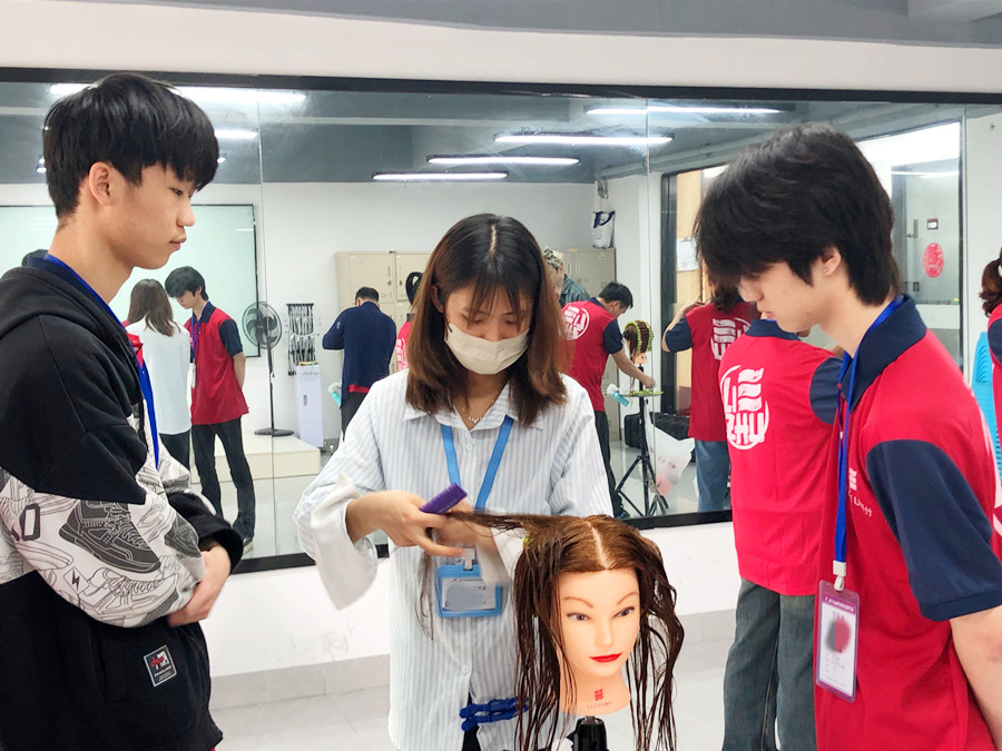 標(biāo)準(zhǔn)杠練習(xí)重點(diǎn)，南寧花式燙發(fā)學(xué)校解析