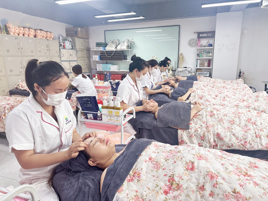 如何使用面霜進行面部按摩？南寧教面部按摩