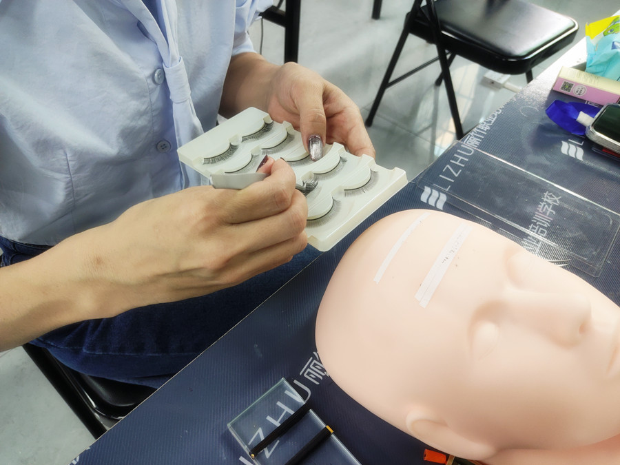 美睫單根嫁接教程，南寧美睫專業(yè)培訓(xùn)