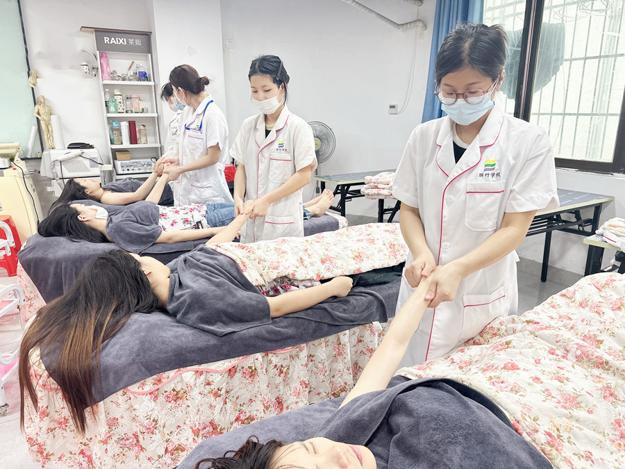 手臂按摩的好處，廣西美容美體教學(xué)