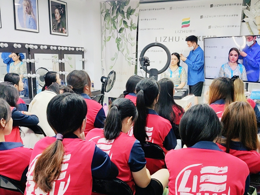 印度妝特點(diǎn) | 南寧教化妝哪家有實(shí)力