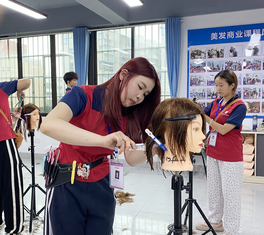 幼態(tài)臉選發(fā)型的關(guān)鍵，南寧剪發(fā)造型女士教學(xué)