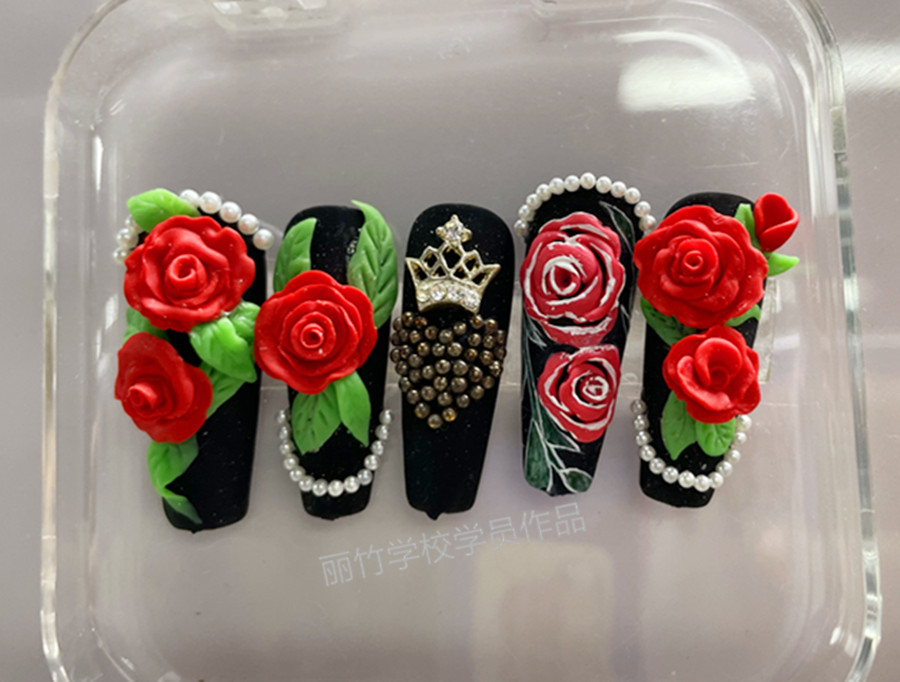 輕奢玫瑰雕花美甲，南寧美甲學(xué)校學(xué)員作品
