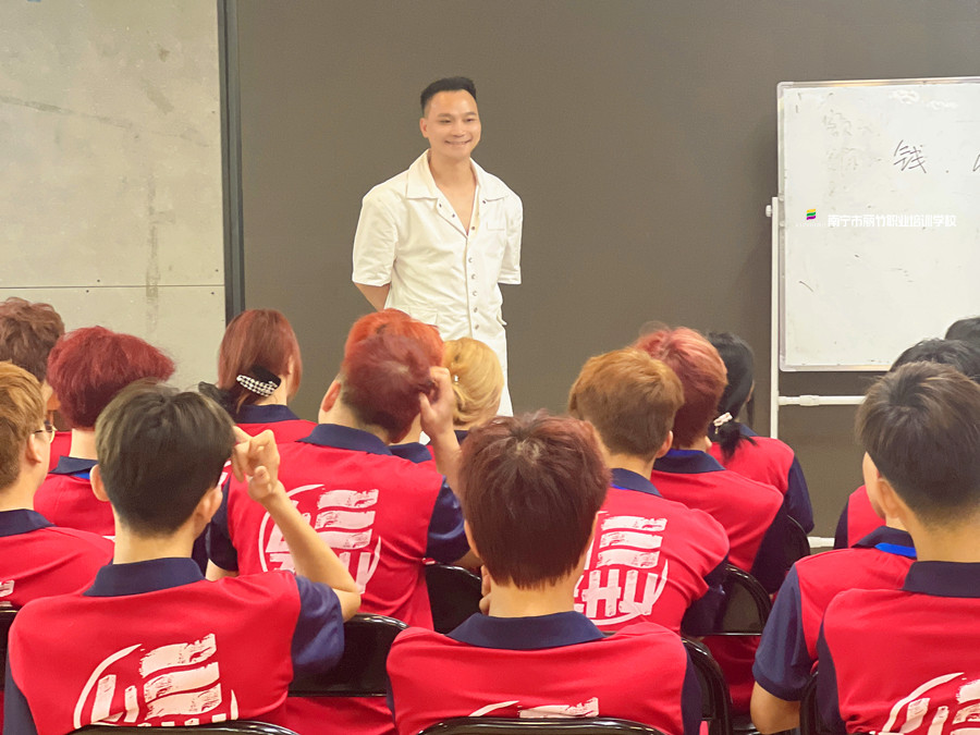 校園招聘：南寧美發(fā)學(xué)校舉行就業(yè)宣講