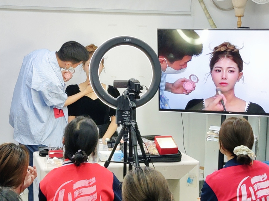 如何畫好千金妝？南寧學(xué)化妝到哪去？