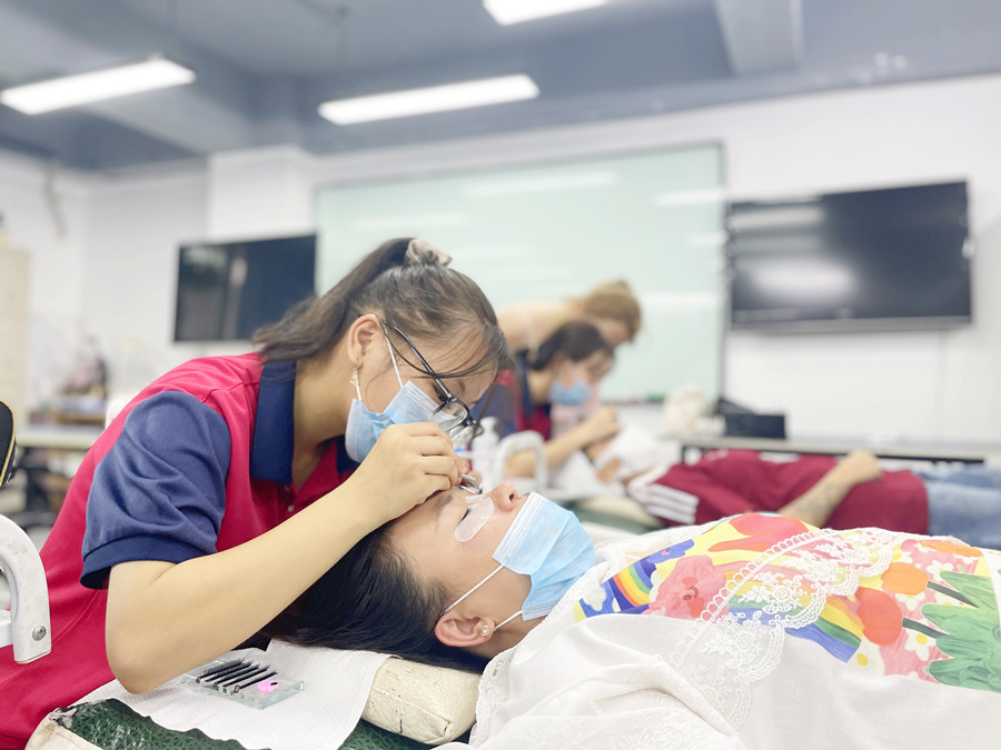 如何成為高價美睫師？南寧美睫學校排行分享技巧