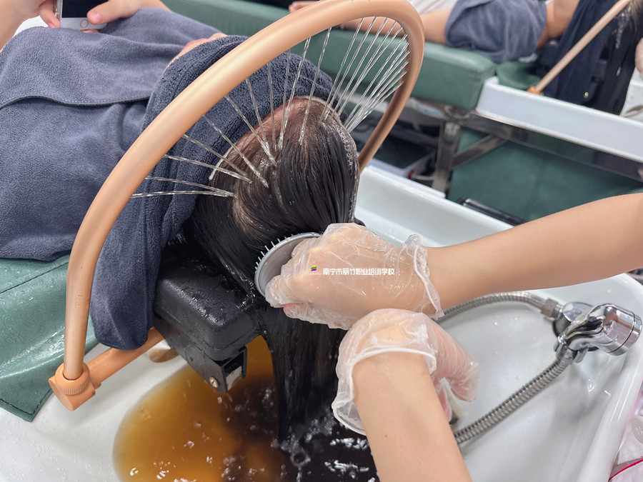 艾葉煮水洗頭好處？廣西頭療養(yǎng)發(fā)學校講解