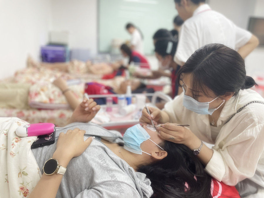 嫁接美睫后如何修補(bǔ)？南寧美睫教學(xué)