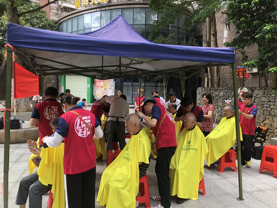 廣西美發(fā)職業(yè)學(xué)校開展“學(xué)雷鋒”免費(fèi)理發(fā)活動。