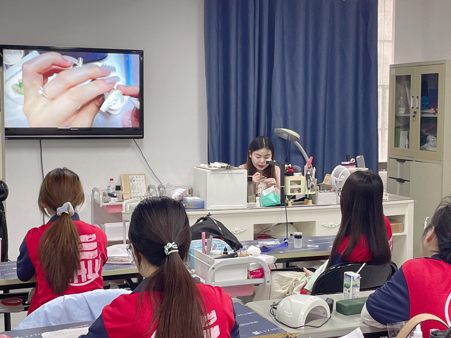 廣西學(xué)美甲有前途嗎？廣西美甲行業(yè)的前景如何？