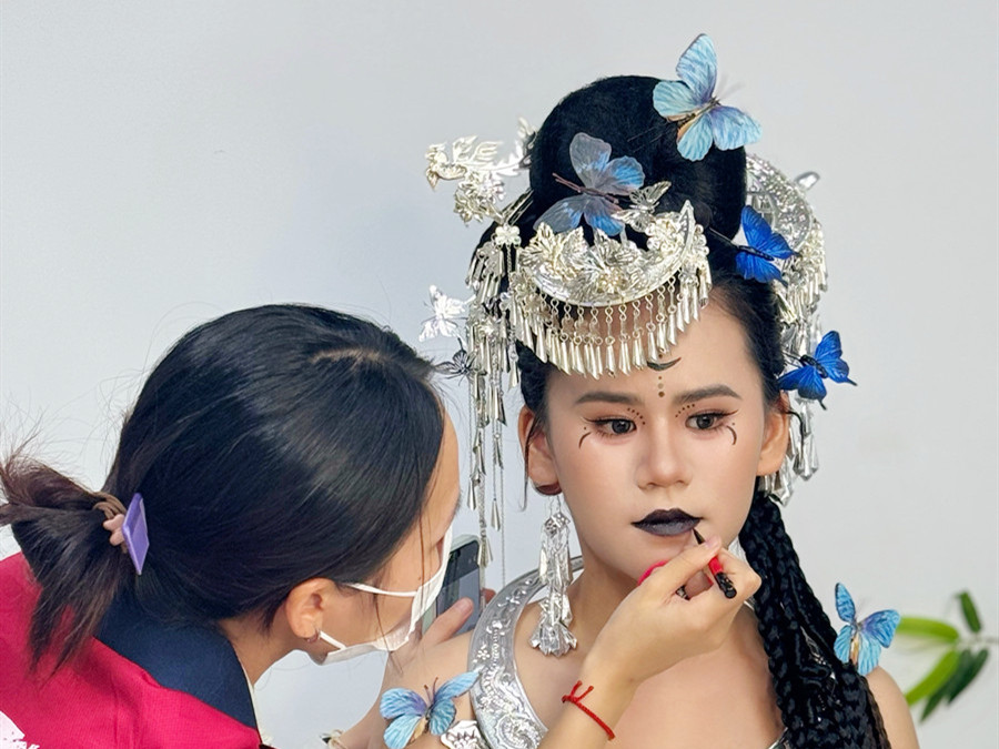 苗疆寫(xiě)真造型，學(xué)化妝寫(xiě)真南寧市