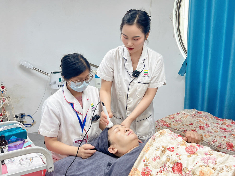 定期深層清潔面部肌膚的好處，廣西美容護(hù)膚學(xué)習(xí)