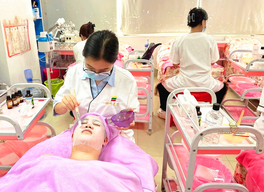 夏季補(bǔ)水的重要性，南寧美容護(hù)膚養(yǎng)顏學(xué)校分享