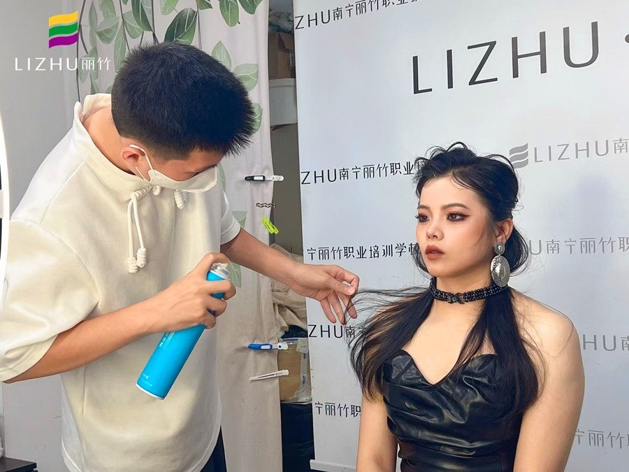 廣西彩妝造型訓練：濕發(fā)造型特點