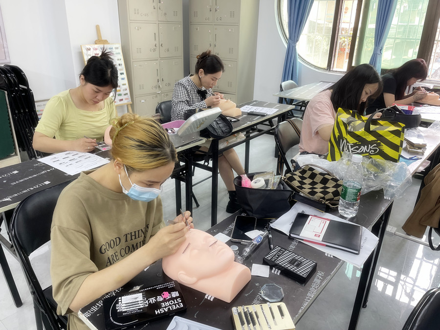 睫毛的基礎知識，南寧美甲培訓正規(guī)講解