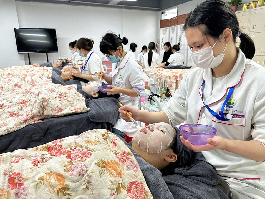 水膜的核心作用是什么？南寧美容培訓(xùn)機(jī)構(gòu)