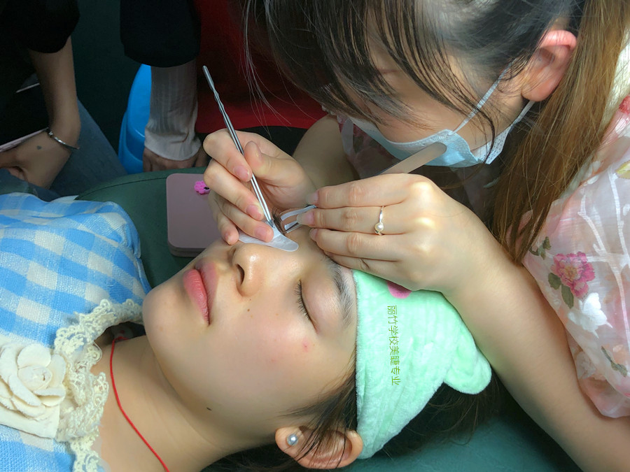 美睫師拿鑷子的標(biāo)準(zhǔn)，美睫教學(xué)零基礎(chǔ)