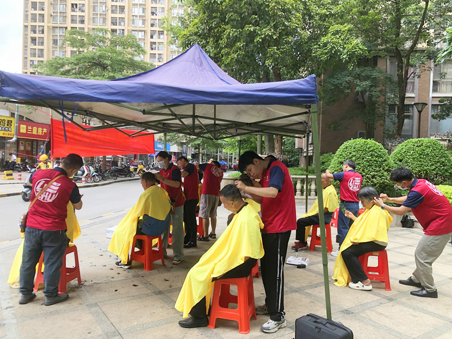 麗竹學(xué)校免費理發(fā)服務(wù)送到家，居民連聲感謝