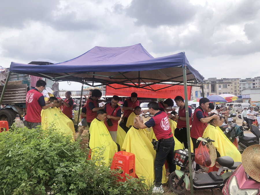 南寧美發(fā)男士精剪造型班外出義剪，大受歡迎