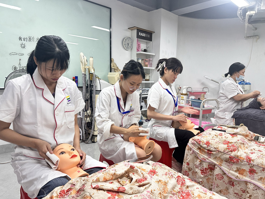 美容新手用假頭模練習(xí)的好處，學(xué)美容0基礎(chǔ)