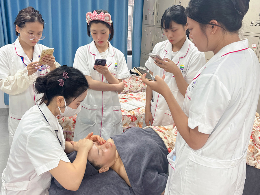 廣西美容課堂：面部按摩手法示范