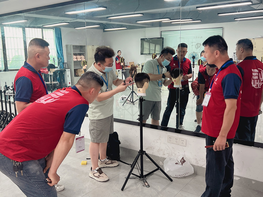 學(xué)美發(fā)0基礎(chǔ)，廣西美發(fā)專業(yè)學(xué)校手把手教學(xué)