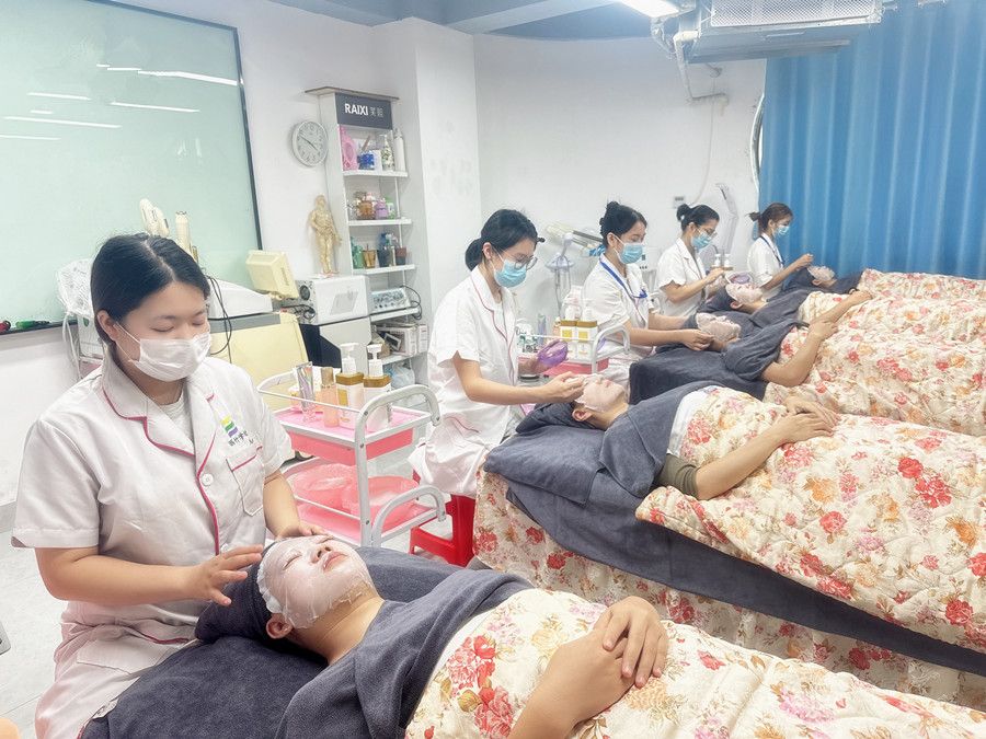 面部護理實操課堂練習，南寧美容護膚實訓