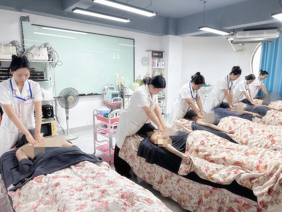 零基礎背部按摩實操課，廣西美容課堂隨拍