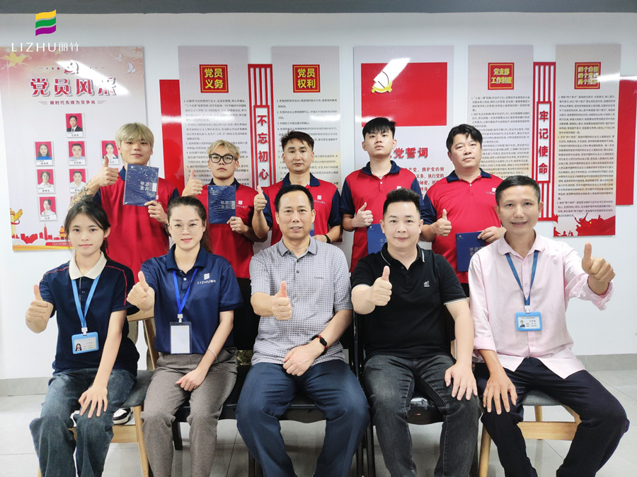 廣西美發(fā)學(xué)校畢業(yè)，校長(zhǎng)頒發(fā)證書寄祝福