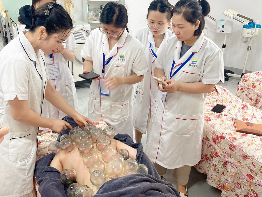 廣西美容真人實(shí)操，解鎖背部拔罐新技能